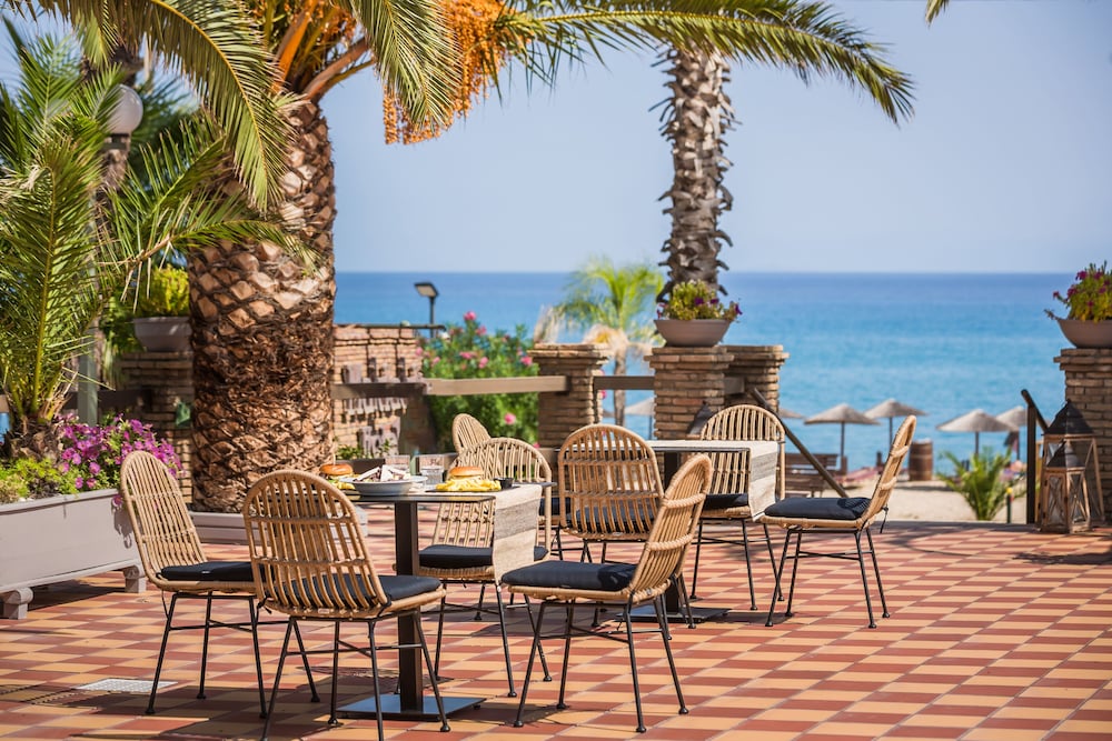 Makis Hotel Skala — Restaurant & bars in Skala (Kefalonia), Ionian Islands