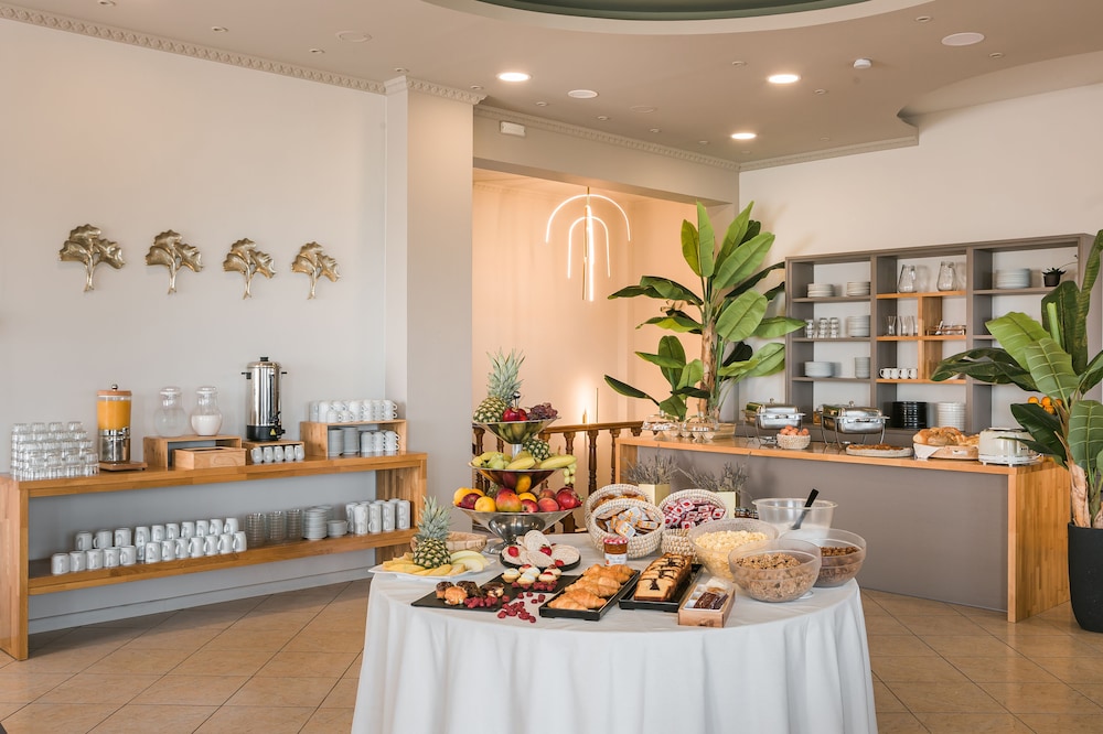 Makis Hotel Skala — Restaurant & bars in Skala (Kefalonia), Ionian Islands