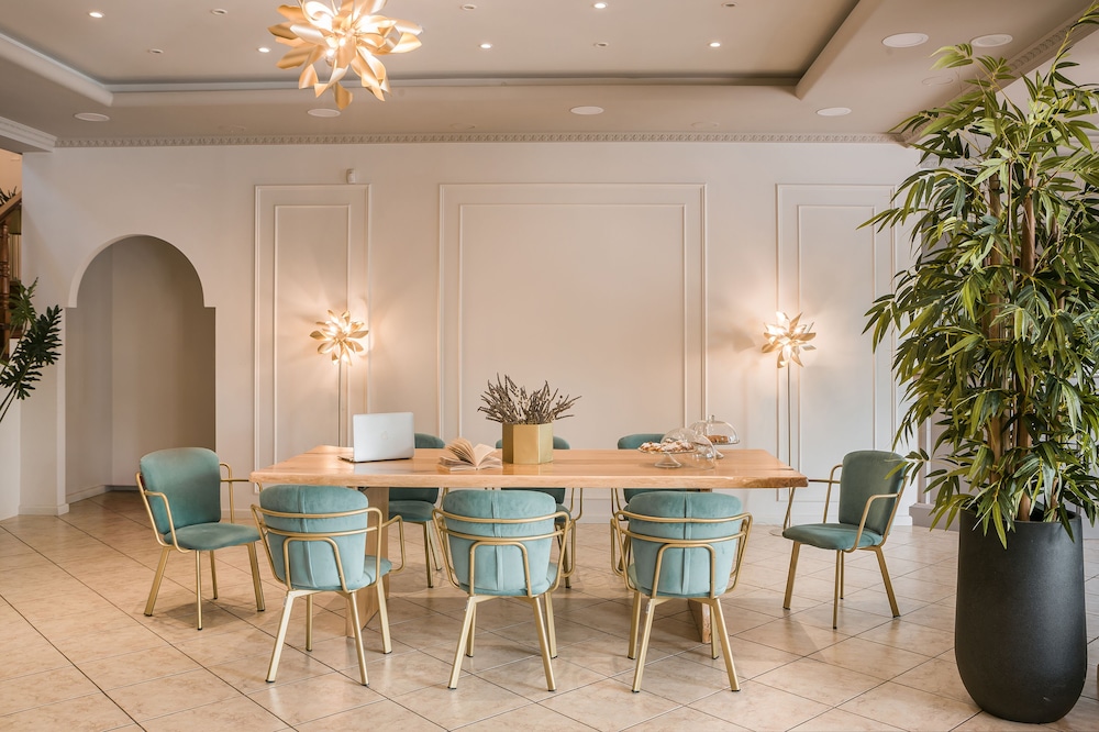 Makis Hotel Skala — Restaurant & bars in Skala (Kefalonia), Ionian Islands