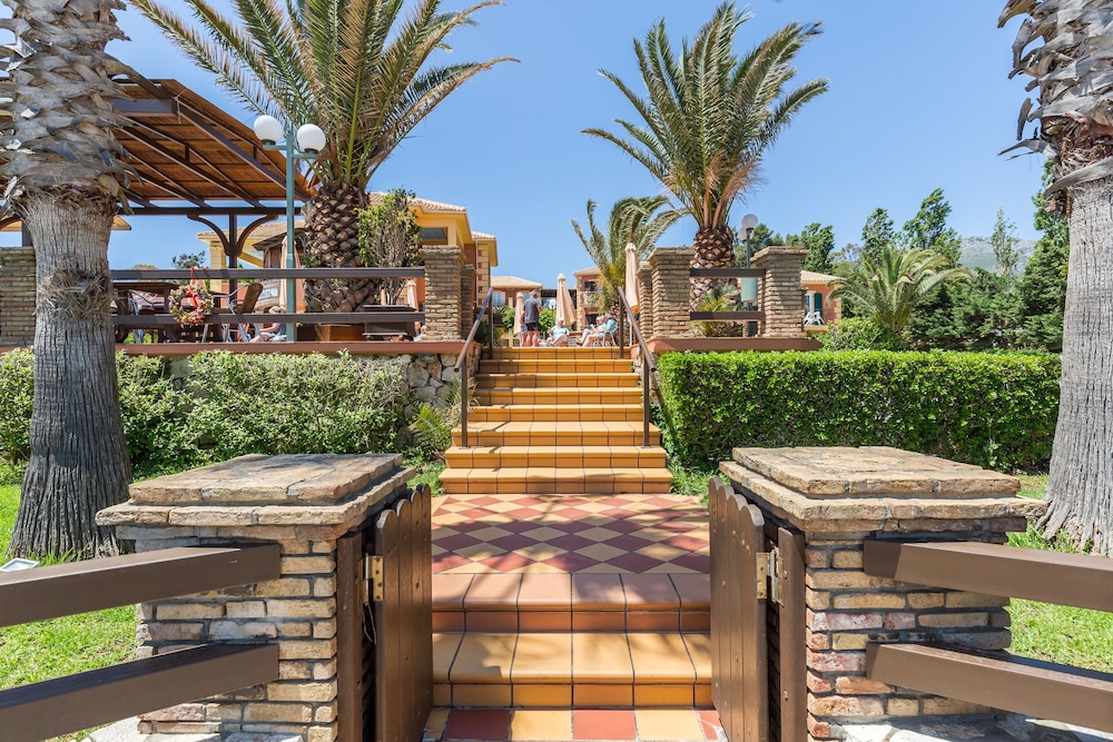 Makis Hotel Skala — Hotel building in Skala (Kefalonia), Ionian Islands