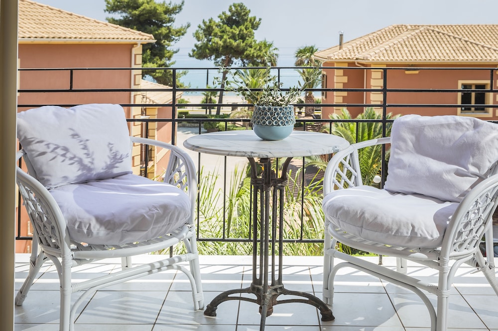 Makis Hotel Skala — Hotel building in Skala (Kefalonia), Ionian Islands