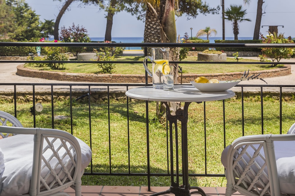 Makis Hotel Skala — Restaurant & bars in Skala (Kefalonia), Ionian Islands