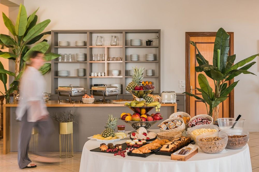 Makis Hotel Skala — Restaurant & bars in Skala (Kefalonia), Ionian Islands