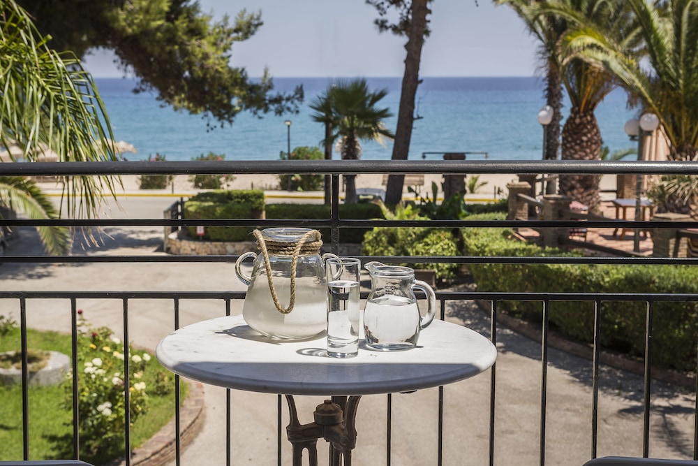 Makis Hotel Skala — Beach in Skala (Kefalonia), Ionian Islands