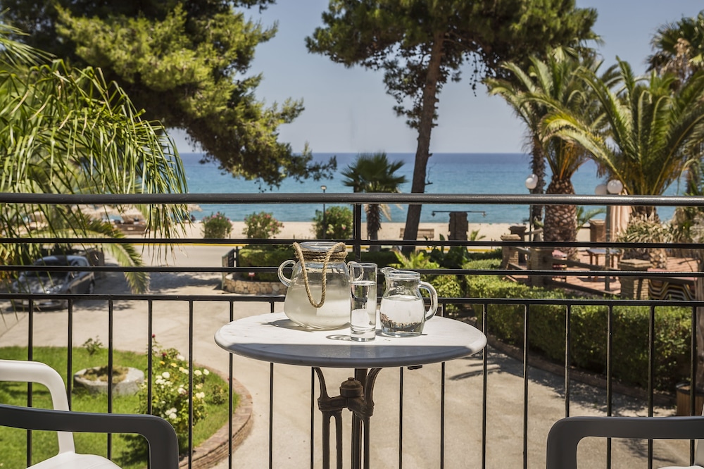 Makis Hotel Skala — Beach in Skala (Kefalonia), Ionian Islands