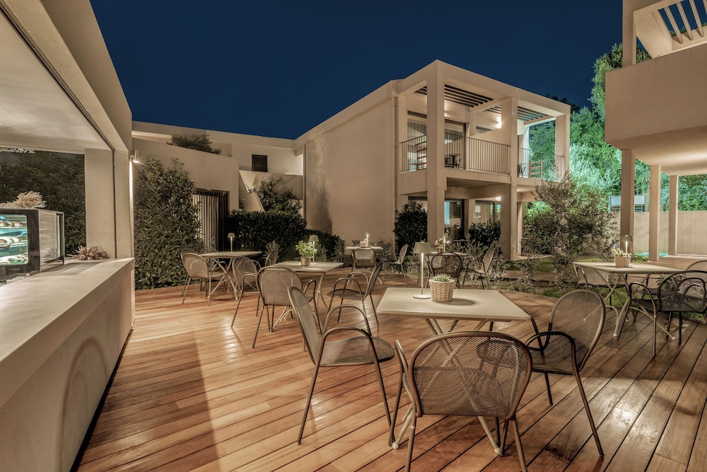 New Beach Hotel — Restaurant & bars in Tsilivi, Ionian Islands