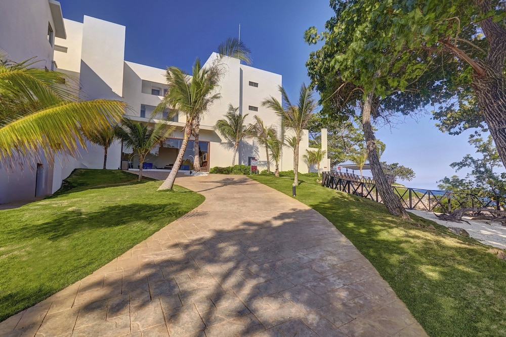 Grand Lido Negril Au-Naturel, An Autograph Collection All-Inclusive Resort - Adults Only — Hotel building in Negril