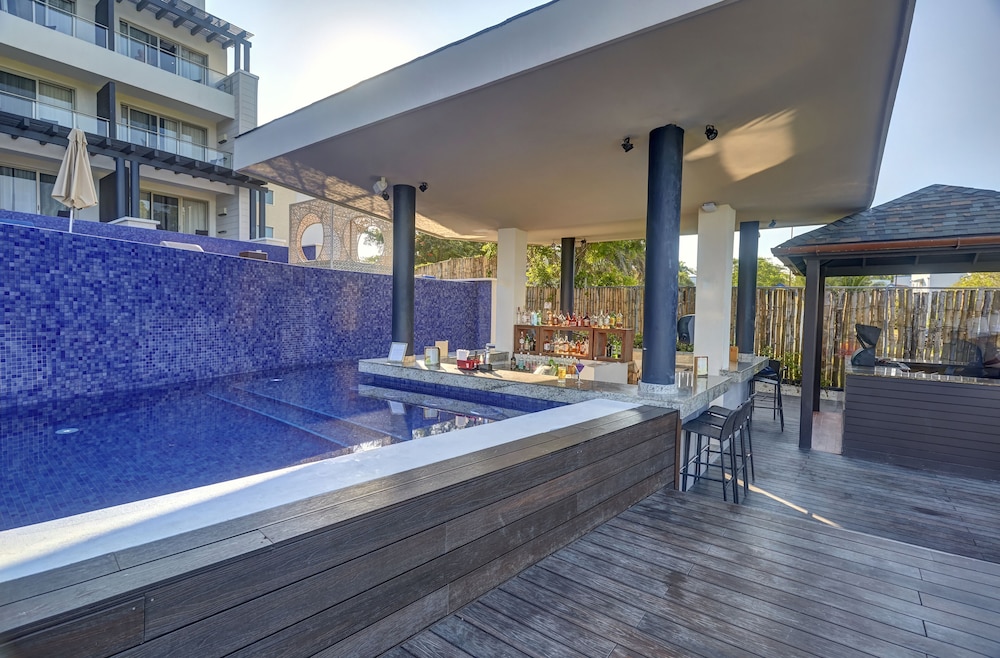 Grand Lido Negril Au-Naturel, An Autograph Collection All-Inclusive Resort - Adults Only — Swimming pool in Negril