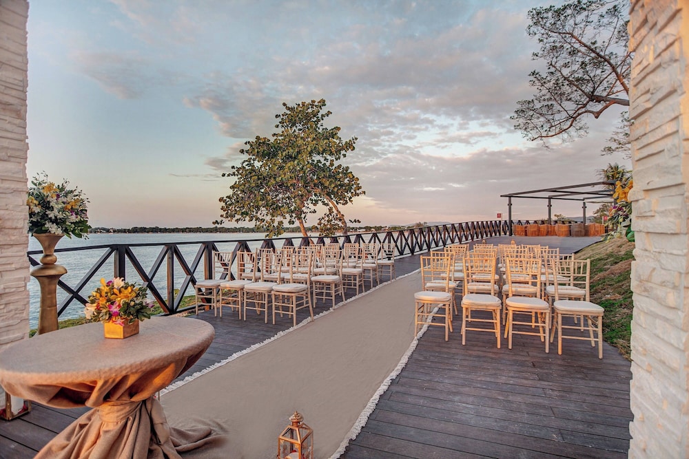 Grand Lido Negril Au-Naturel, An Autograph Collection All-Inclusive Resort - Adults Only — Restaurant & bars in Negril