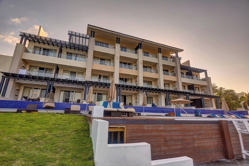Grand Lido Negril Au-Naturel, An Autograph Collection All-Inclusive Resort - Adults Only — Hotel building in Negril