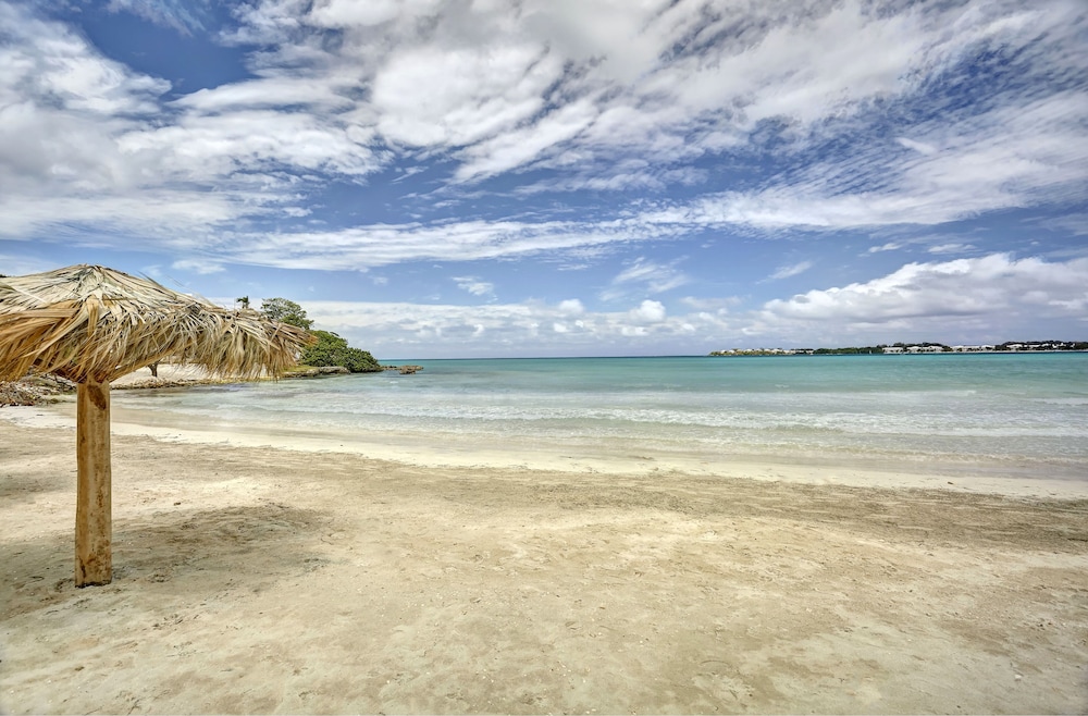 Grand Lido Negril Au-Naturel, An Autograph Collection All-Inclusive Resort - Adults Only — Beach in Negril