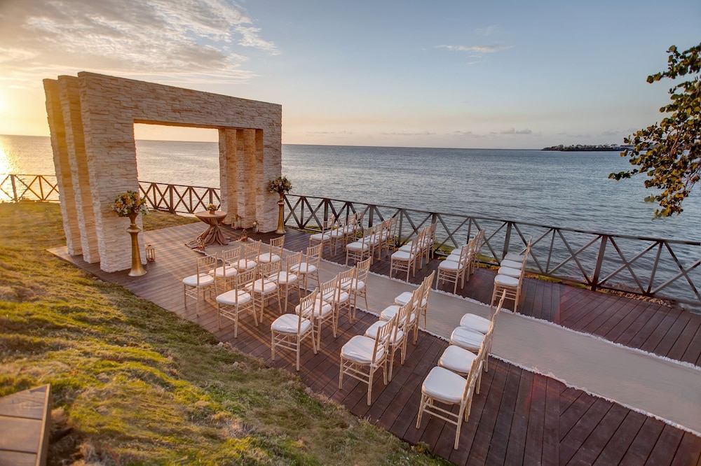 Grand Lido Negril Au-Naturel, An Autograph Collection All-Inclusive Resort - Adults Only — Restaurant & bars in Negril