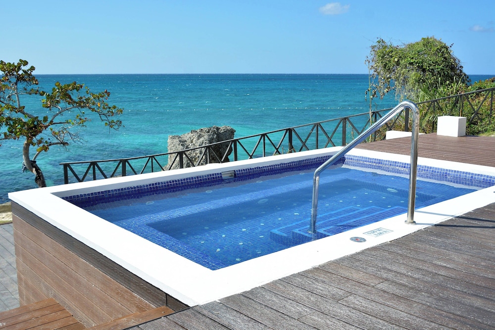 Grand Lido Negril Au-Naturel, An Autograph Collection All-Inclusive Resort - Adults Only — Swimming pool in Negril