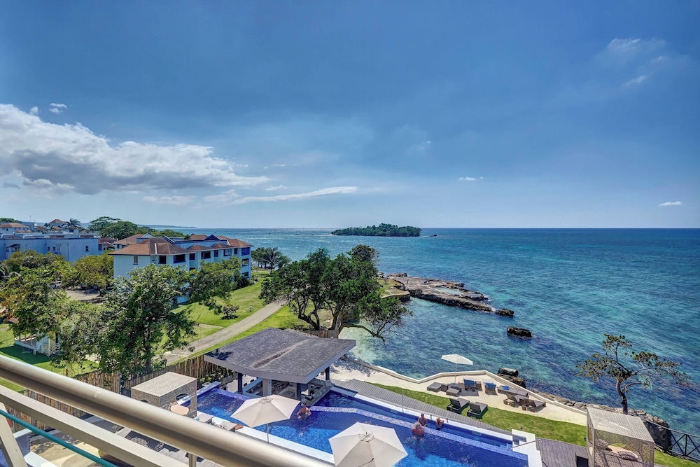 Grand Lido Negril Au-Naturel, An Autograph Collection All-Inclusive Resort - Adults Only — Swimming pool in Negril