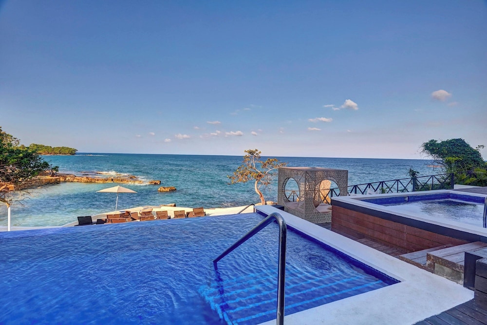 Grand Lido Negril Au-Naturel, An Autograph Collection All-Inclusive Resort - Adults Only — Swimming pool in Negril