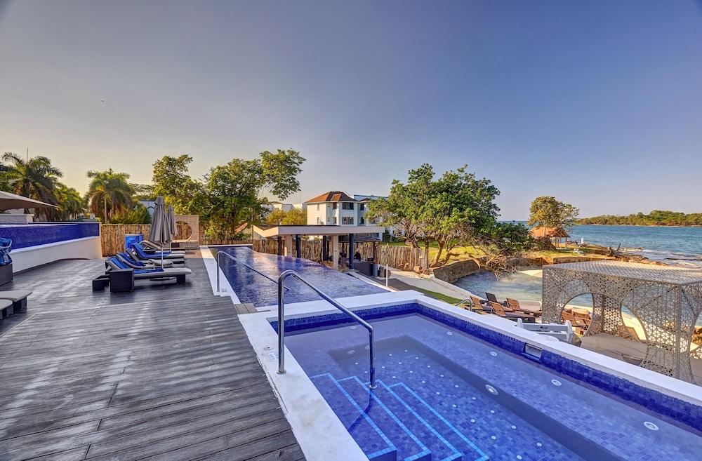 Grand Lido Negril Au-Naturel, An Autograph Collection All-Inclusive Resort - Adults Only — Swimming pool in Negril