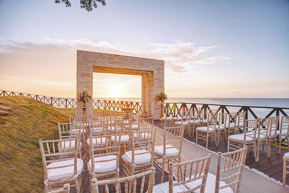 Grand Lido Negril Au-Naturel, An Autograph Collection All-Inclusive Resort - Adults Only — Hotel building in Negril