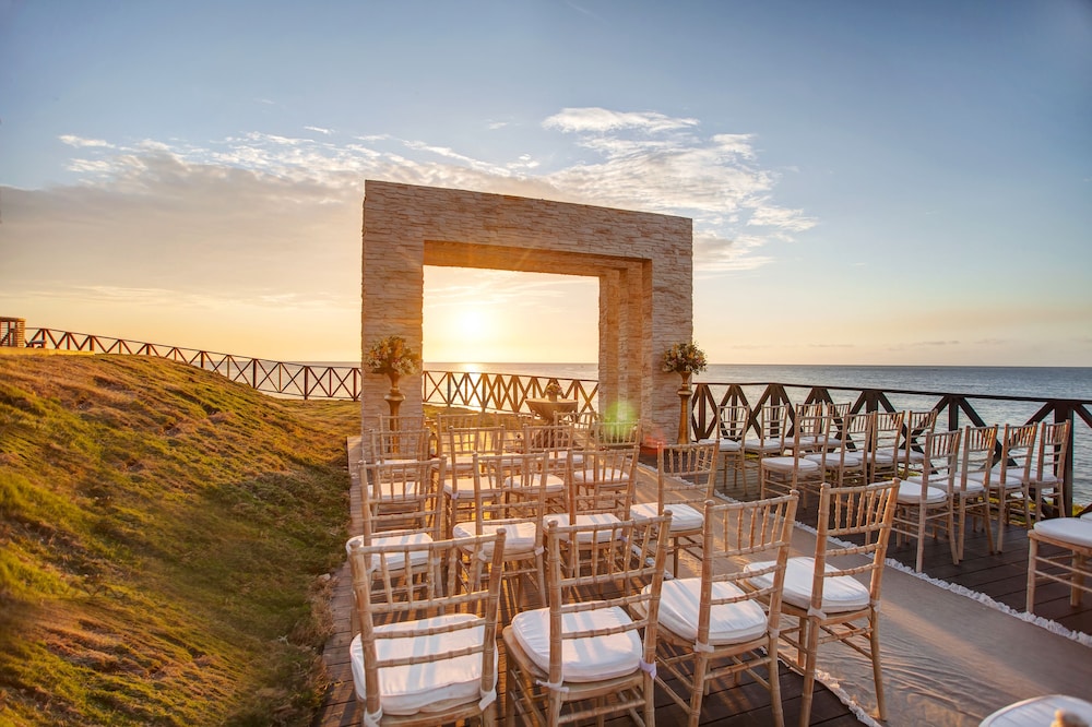 Grand Lido Negril Au-Naturel, An Autograph Collection All-Inclusive Resort - Adults Only — Hotel building in Negril