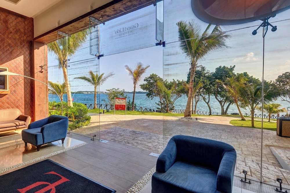 Grand Lido Negril Au-Naturel, An Autograph Collection All-Inclusive Resort - Adults Only — Hotel building in Negril
