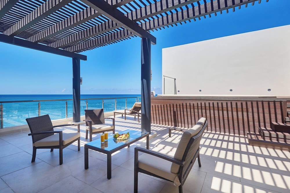 Grand Lido Negril Au-Naturel, An Autograph Collection All-Inclusive Resort - Adults Only — Hotel building in Negril