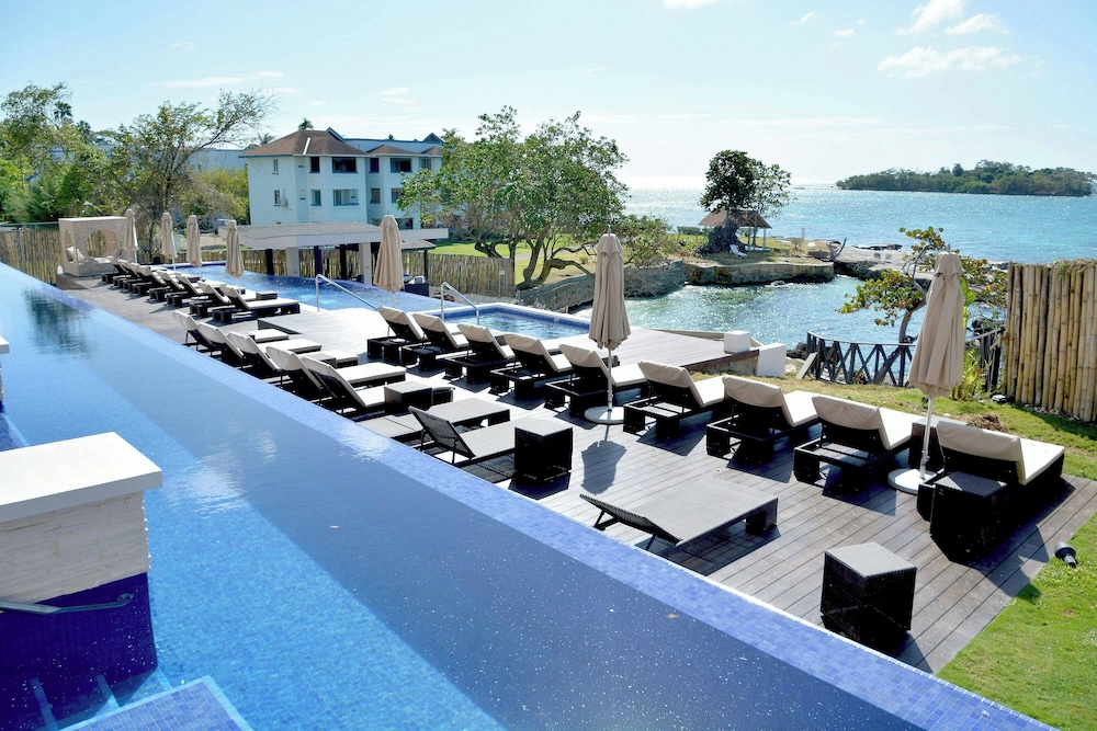 Grand Lido Negril Au-Naturel, An Autograph Collection All-Inclusive Resort - Adults Only — Swimming pool in Negril