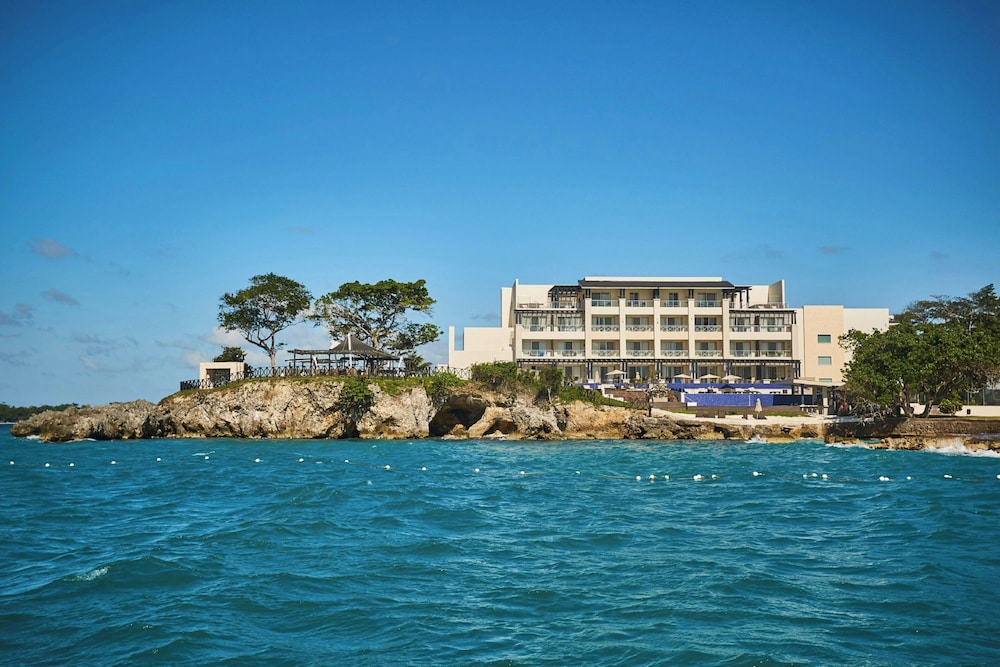 Grand Lido Negril Au-Naturel, An Autograph Collection All-Inclusive Resort - Adults Only — Hotel building in Negril