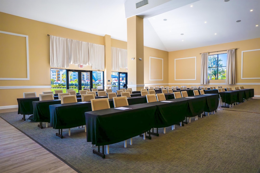 Embassy Suites By Hilton Orlando Sunset Walk — Hotel building in Kissimmee, Florida