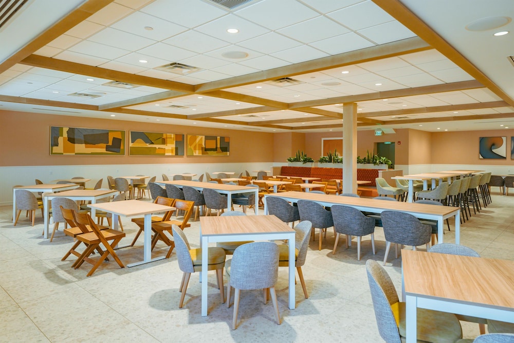 Embassy Suites By Hilton Orlando Sunset Walk — Restaurant & bars in Kissimmee, Florida