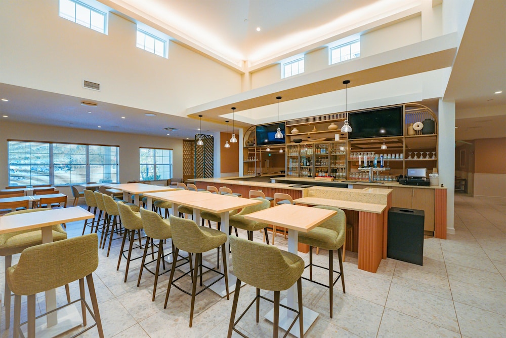 Embassy Suites By Hilton Orlando Sunset Walk — Restaurant & bars in Kissimmee, Florida