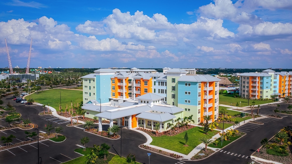 Embassy Suites By Hilton Orlando Sunset Walk — Hotel building in Kissimmee, Florida