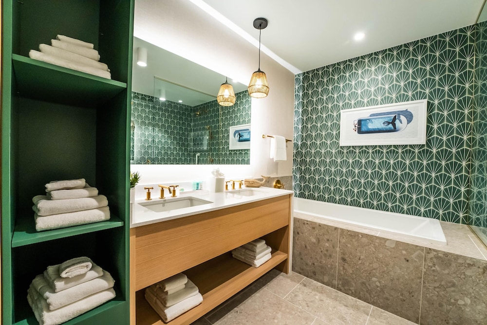 Embassy Suites By Hilton Orlando Sunset Walk — Hotel rooms in Kissimmee, Florida