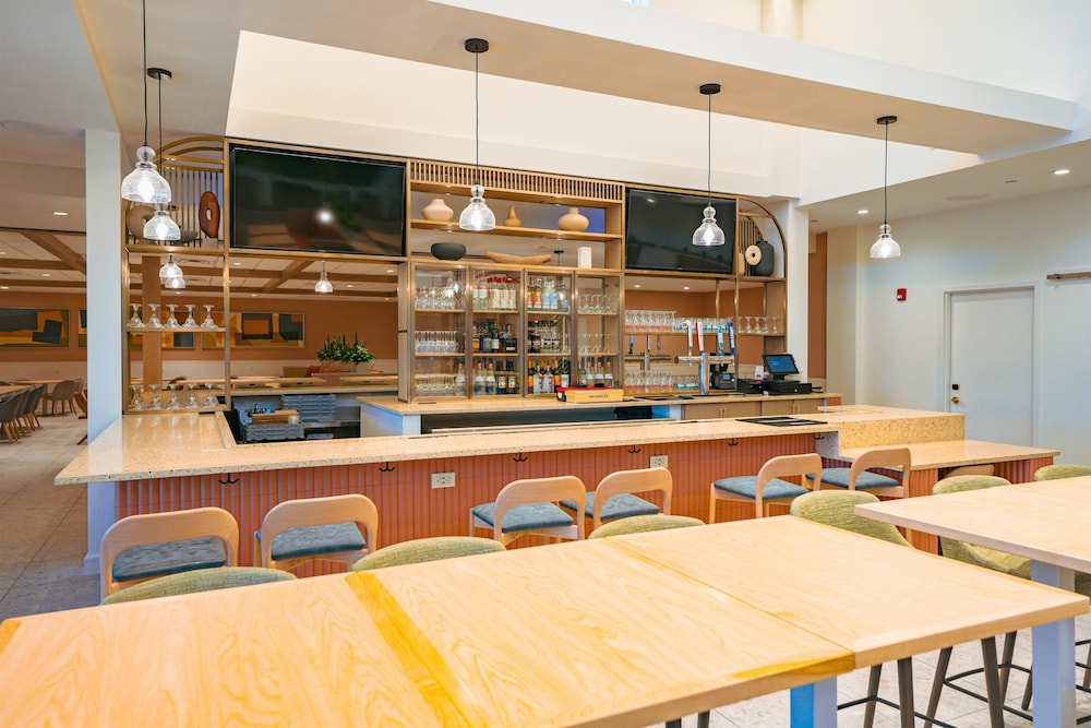 Embassy Suites By Hilton Orlando Sunset Walk — Restaurant & bars in Kissimmee, Florida