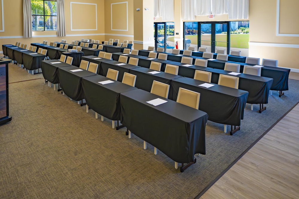 Embassy Suites By Hilton Orlando Sunset Walk — Hotel building in Kissimmee, Florida