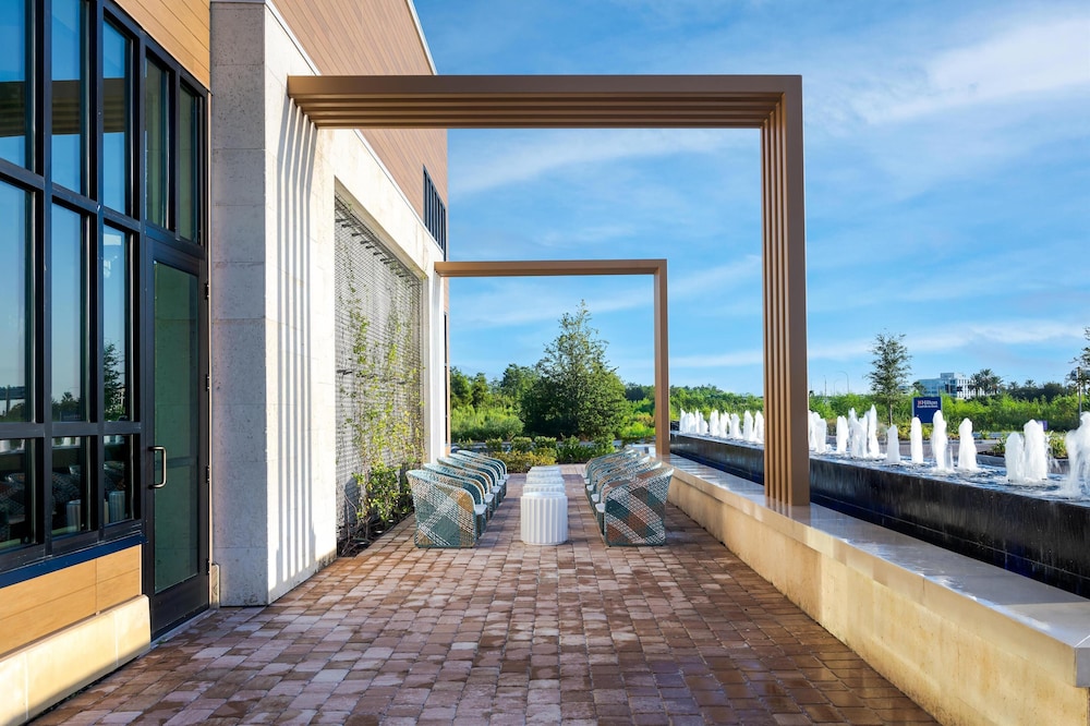 Hilton Garden Inn Millenia near Universal Orlando Resort — Hotel building in Orlando, Florida