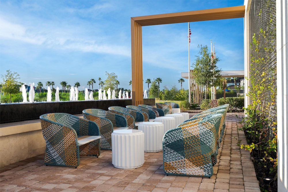 Hilton Garden Inn Millenia near Universal Orlando Resort — Hotel building in Orlando, Florida