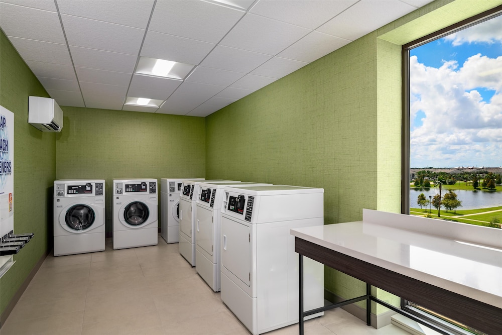 Hilton Garden Inn Millenia near Universal Orlando Resort — Hotel building in Orlando, Florida