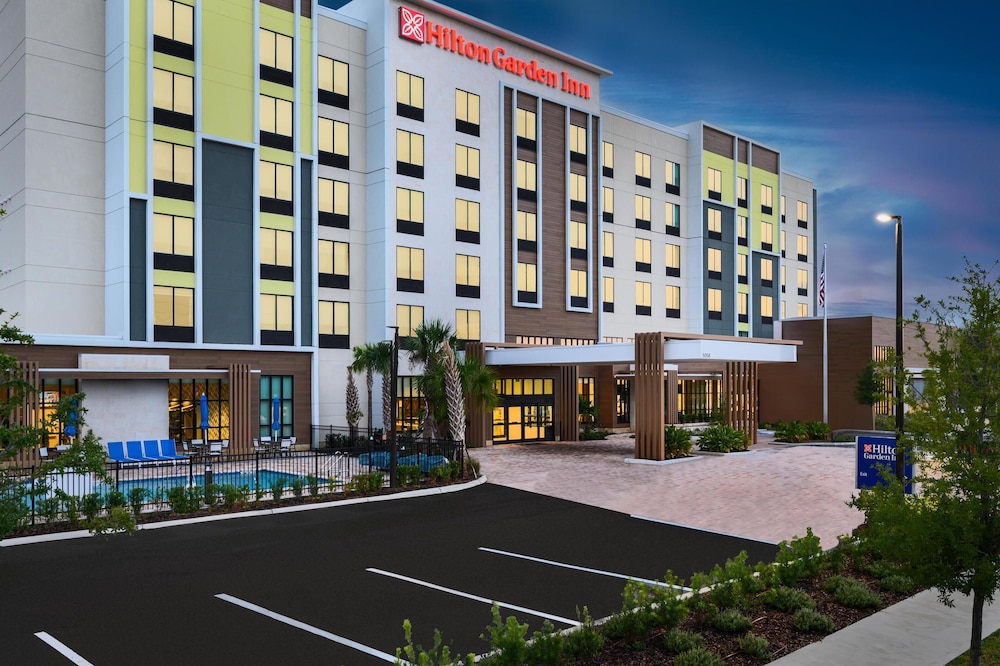 Hilton Garden Inn Millenia near Universal Orlando Resort — Hotel building in Orlando, Florida