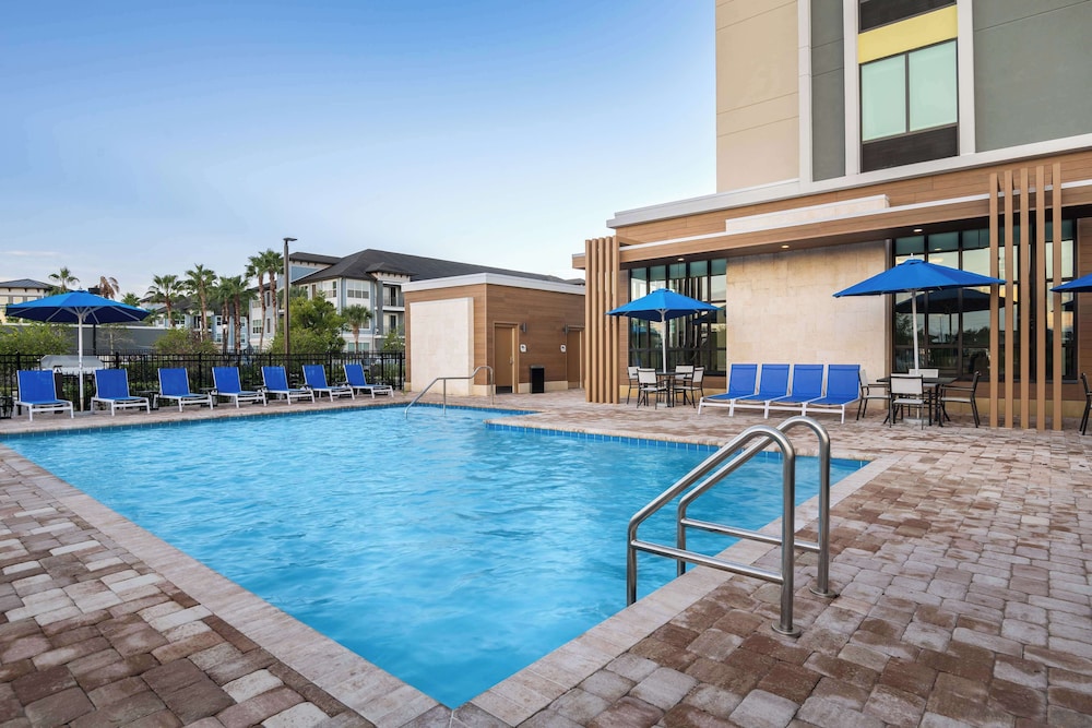 Hilton Garden Inn Millenia near Universal Orlando Resort — Swimming pool in Orlando, Florida