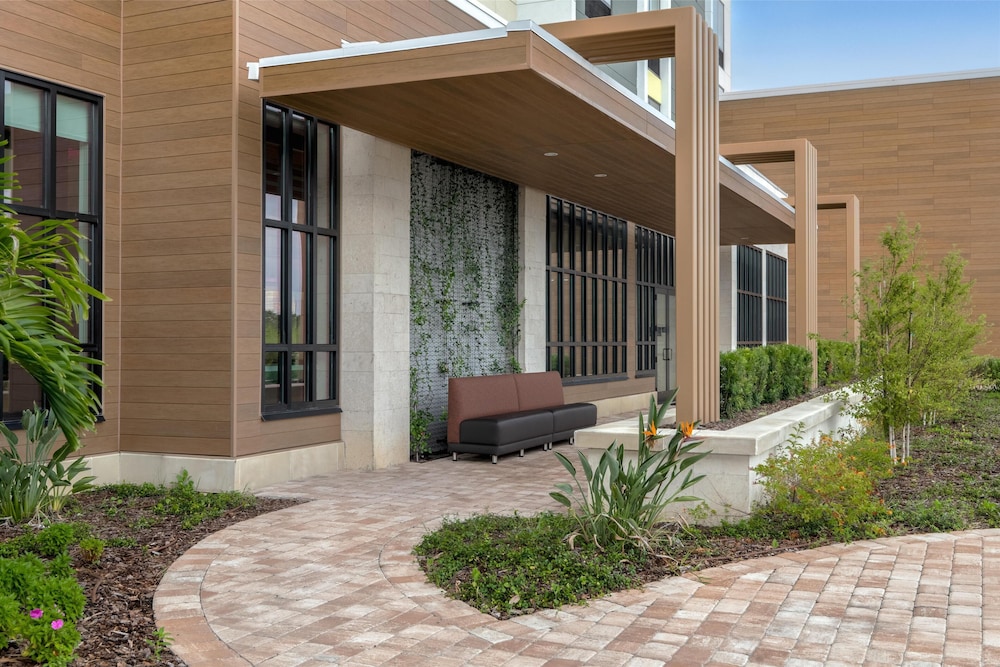 Hilton Garden Inn Millenia near Universal Orlando Resort — Hotel building in Orlando, Florida