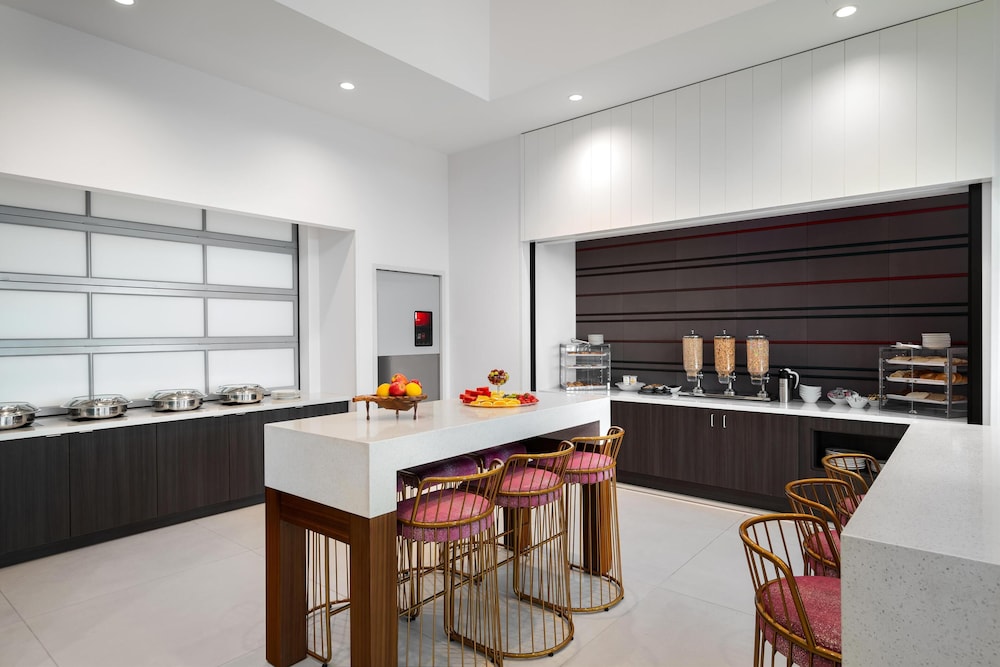 Hilton Garden Inn Millenia near Universal Orlando Resort — Restaurant & bars in Orlando, Florida