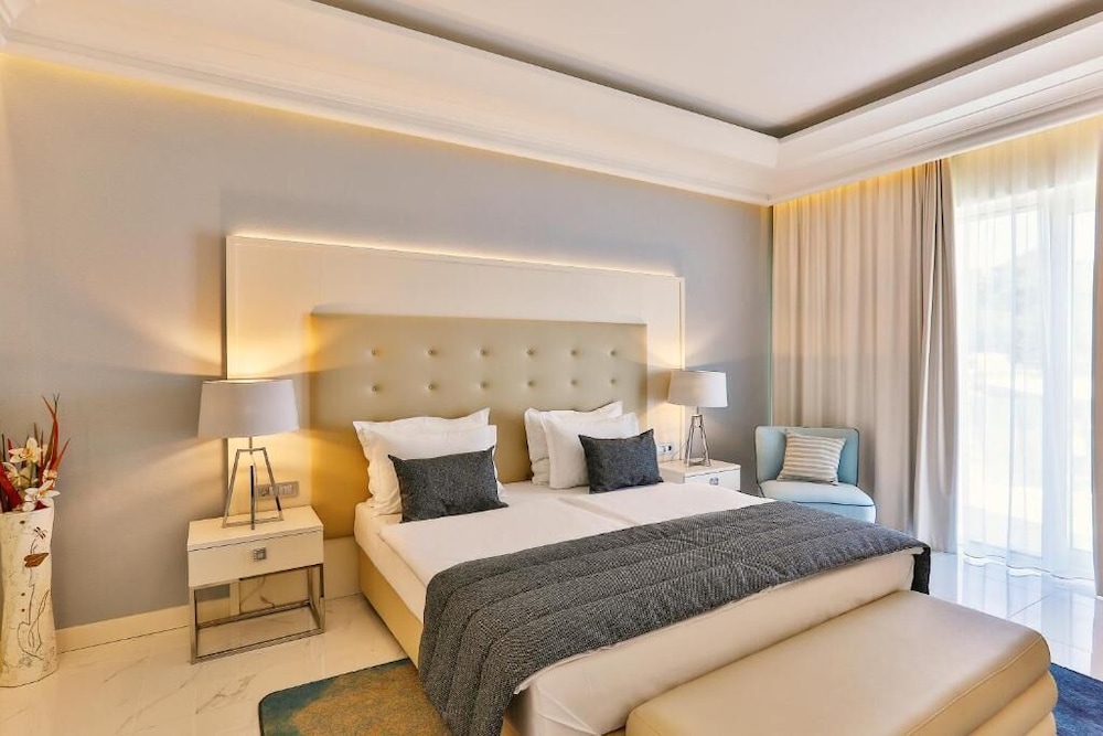 Hotel Rivijera — Hotel rooms in Petrovac, Budva Municipality