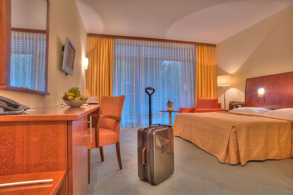 Hotel Rivijera — Hotel rooms in Petrovac, Budva Municipality