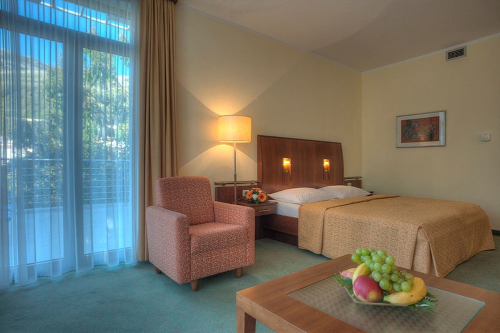 Hotel Rivijera — Hotel rooms in Petrovac, Budva Municipality