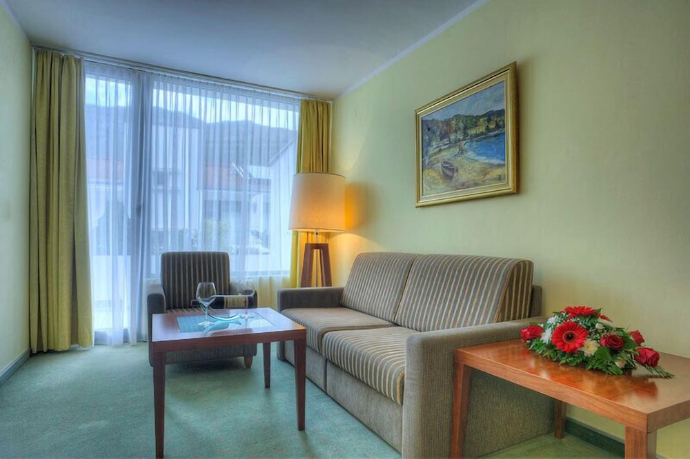 Hotel Rivijera — Hotel rooms in Petrovac, Budva Municipality