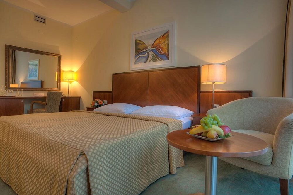 Hotel Rivijera — Hotel rooms in Petrovac, Budva Municipality