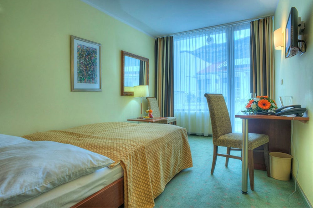 Hotel Rivijera — Hotel rooms in Petrovac, Budva Municipality