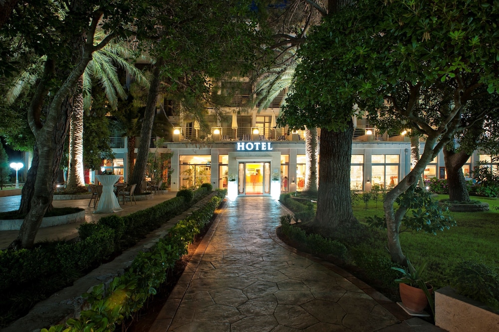 Hotel Rivijera — Hotel building in Petrovac, Budva Municipality
