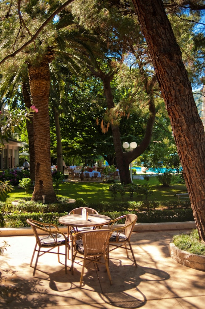 Hotel Rivijera — Restaurant & bars in Petrovac, Budva Municipality