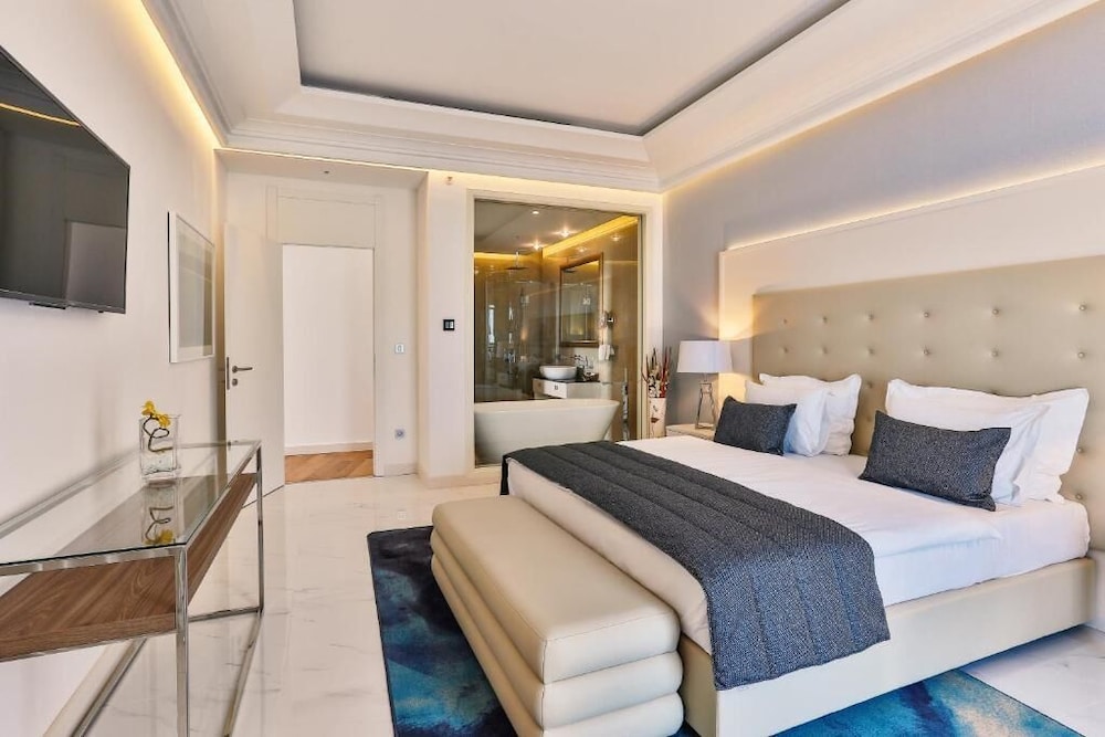 Hotel Rivijera — Hotel rooms in Petrovac, Budva Municipality