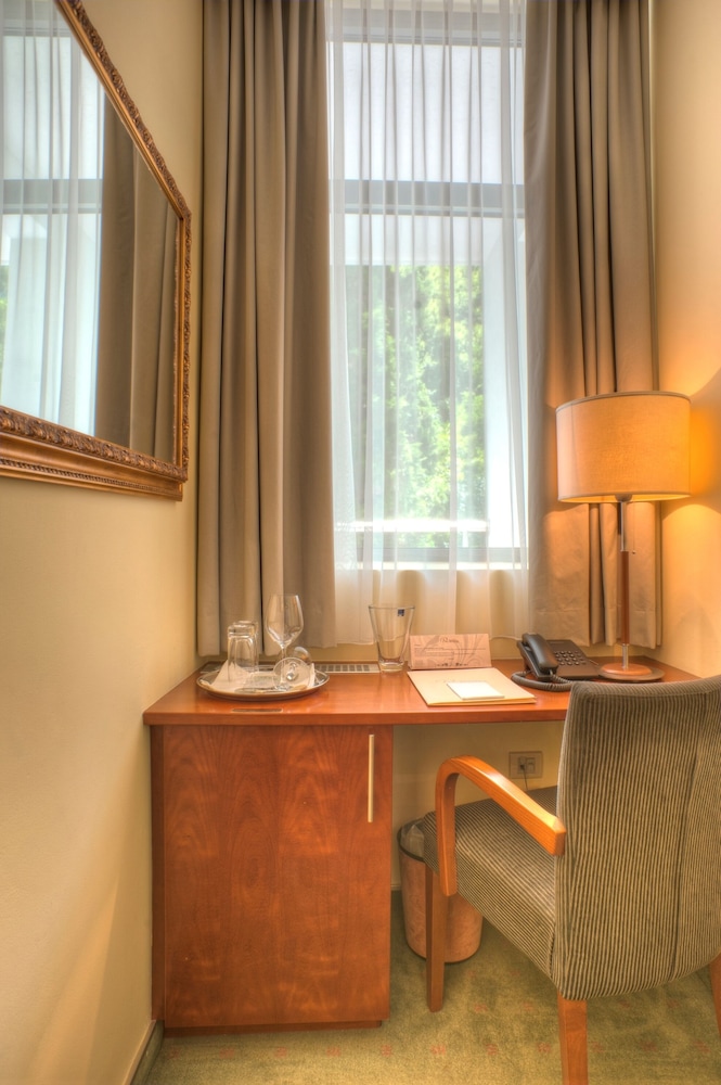Hotel Rivijera — Hotel rooms in Petrovac, Budva Municipality